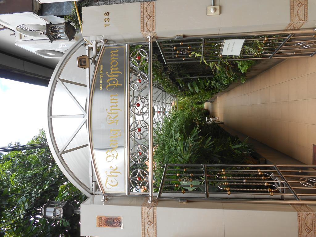 The Bang Khun Phrom Suites Bangkok Exterior photo